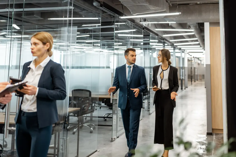 Dirigeants et équipes en réunion d'entreprise